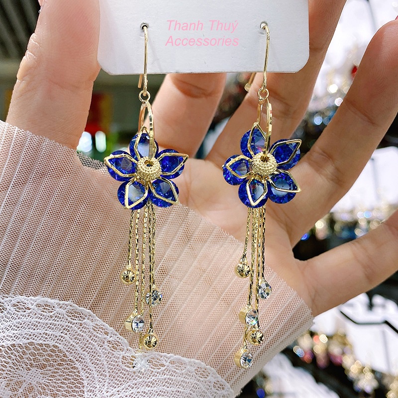 Bông tai nữ bông hoa pha lê có 4 màu tím, xanh dương, hồng, trắng, do Hàn Quốc thiết kế