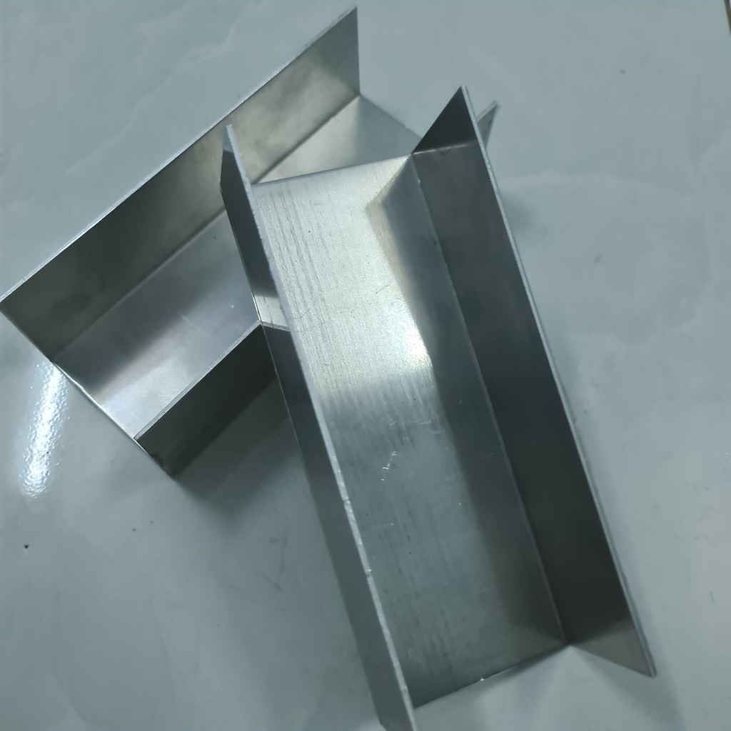 HỘP NHÔM LÀM MÁY CƠ 12D - 18D718 . NHÔM DÀY 2,5 Li DÀI 20cm. Nhôm hộp hình chữ U làm máy 2 vế c chung