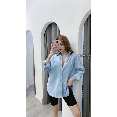 Áo sơ mi jeans xẻ tà sau