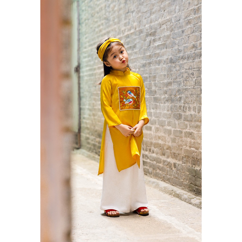 Set áo dài cho bé gái BYZU kiểu áo dài truyền thống thêu Họa Mi, chất liệu lụa màu vàng óng