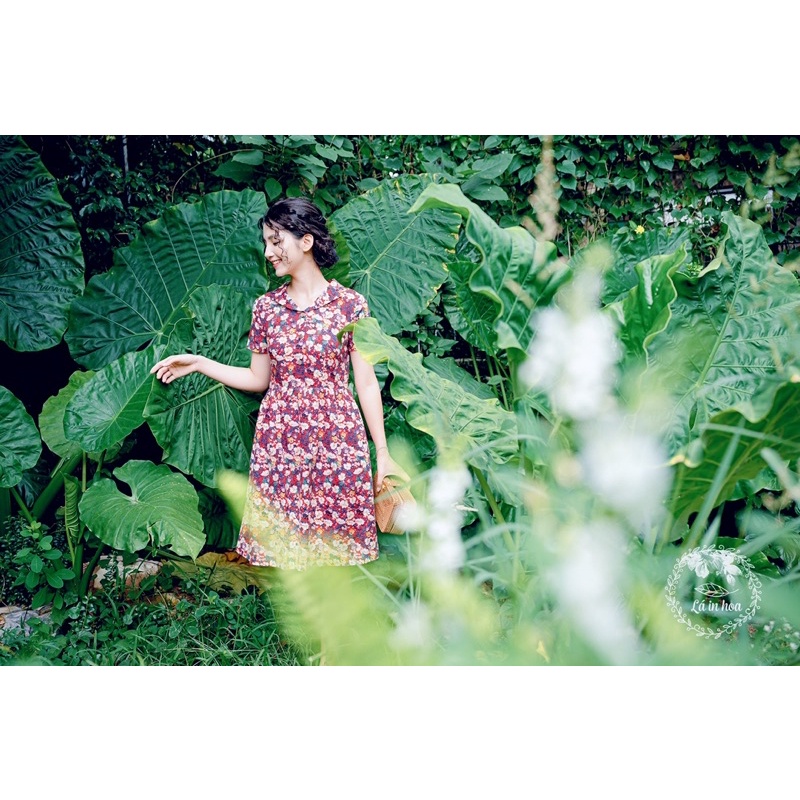 Váy hoa đỏ 2 ve thắt eo dáng xoè Lá in Hoa