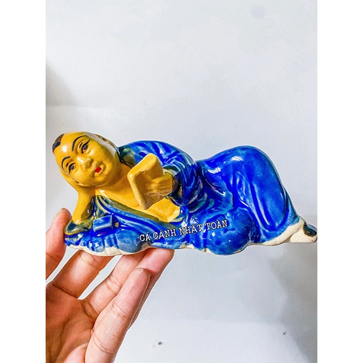 CHÚ TIỂU NẰM ĐỌC SÁCH GỐM SỨ TRANG TRÍ TIỂU CẢNH NON BỘ DÀI 12CM