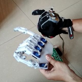 Bàn tay robot điều khiển từ xa