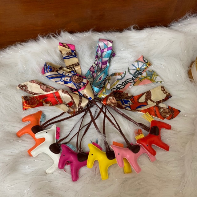 Phụ kiện treo túi HM - Móc ngựa và khăn quấn túi