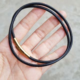 Dây da đeo cổ khóa vàng.