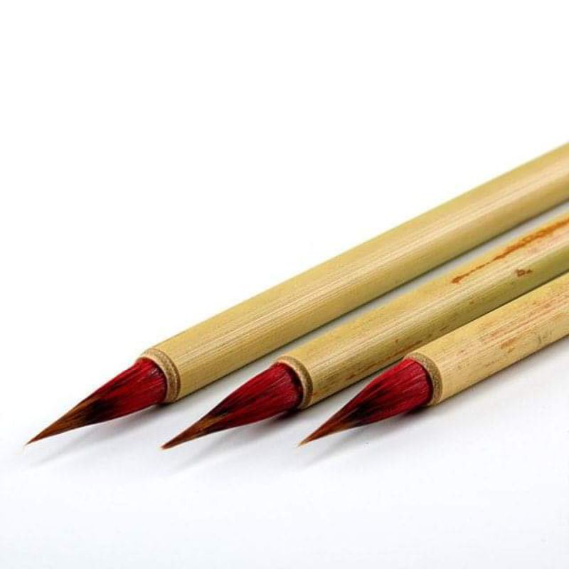Bút lông tiểu hồng mao- Cán bút: cán tre. Lông bút: lông đuôi chim- Tổng chiều dài 24cm- Xuất phong 1.8cm