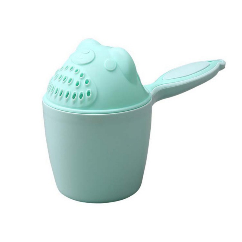 Cốc nước gội đầu cho em bé có tay cầm muỗng trang trí hình chú gấu hoạt hình