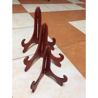 Chân giá để đĩa bằng gỗ mầu nâu.