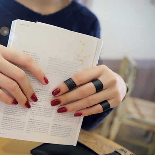 Khăn vải lụa vuông nhiều màu sắc và in nhiều hình khác nhau đầy sang trọng và tiện lợi dành cho nữ