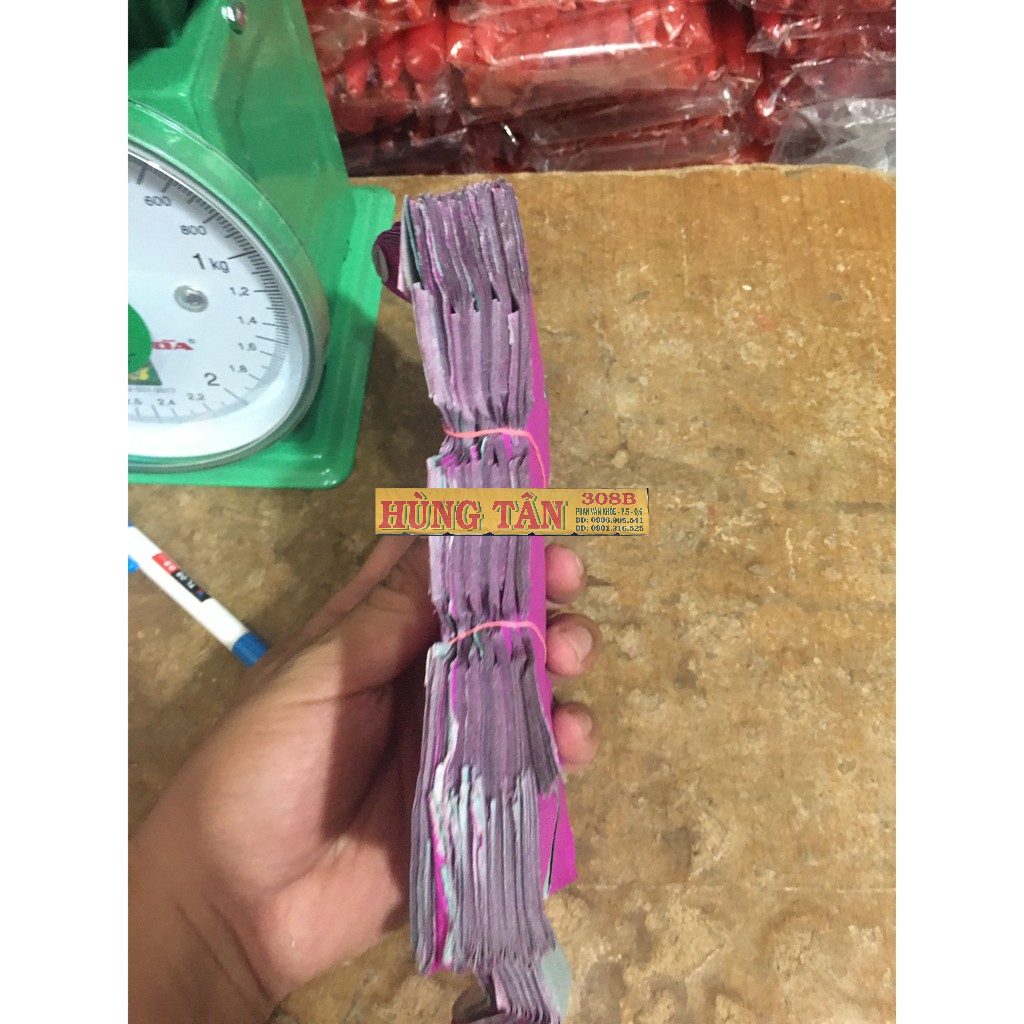 Một xấp áo binh nhỏ  trong thờ cúng