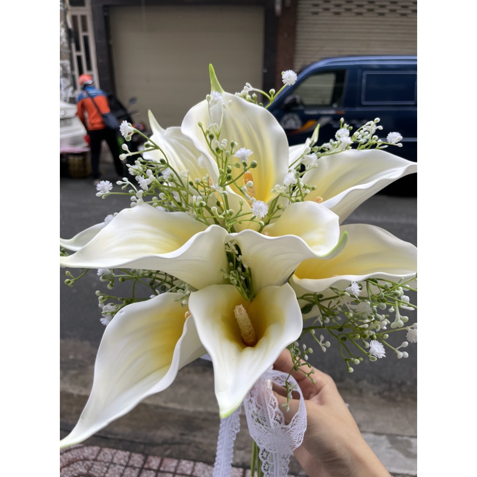 Hoa cầm tay cô dâu phối hoa bi