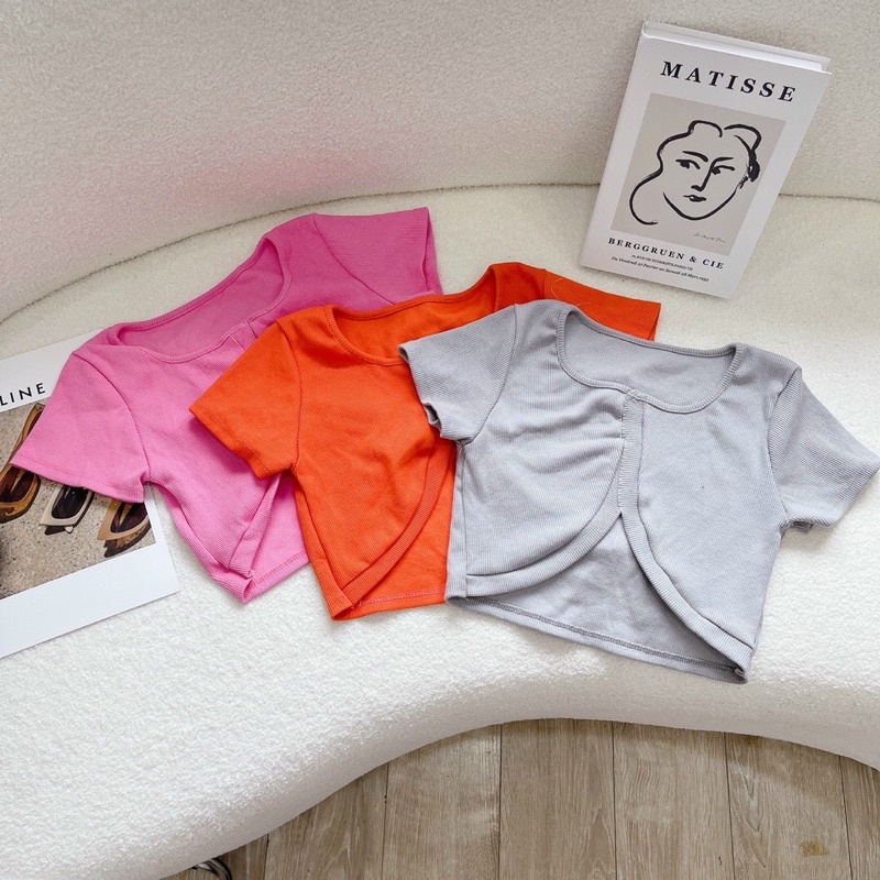 Áo thun croptop xẻ eo tôn vòng 2 cực kỳ