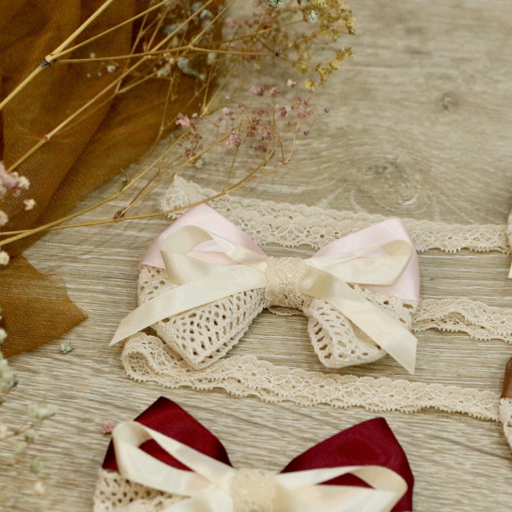 Băng đô nơ ren phối sang chảnh cho bé.