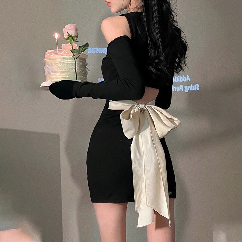Đầm hở lưng buộc nơ khoét vai tay dài dáng ôm chéo dây cổ