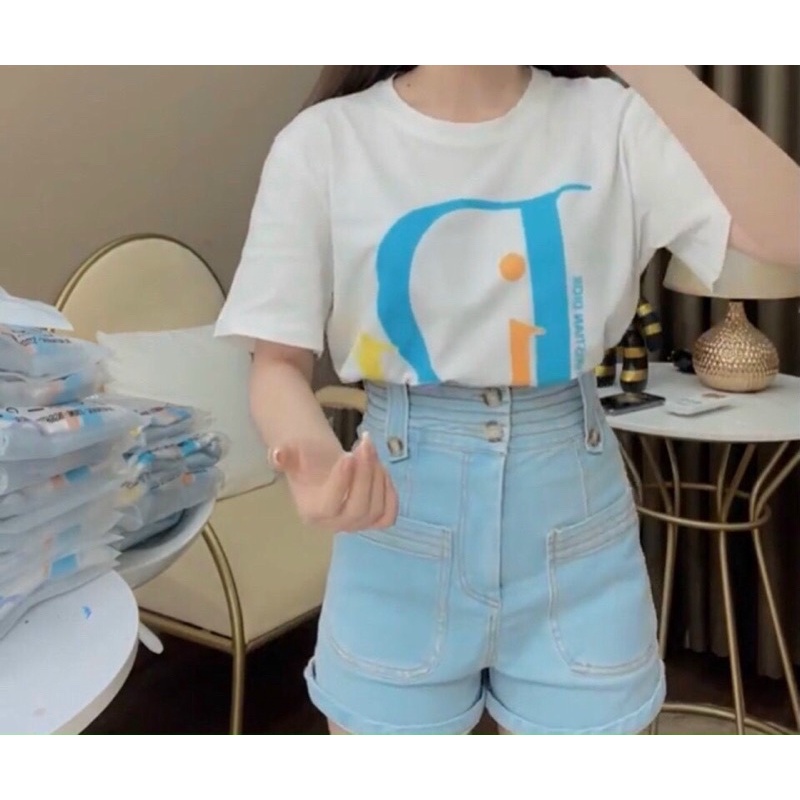 Áo thun trắng in chữ hot hit