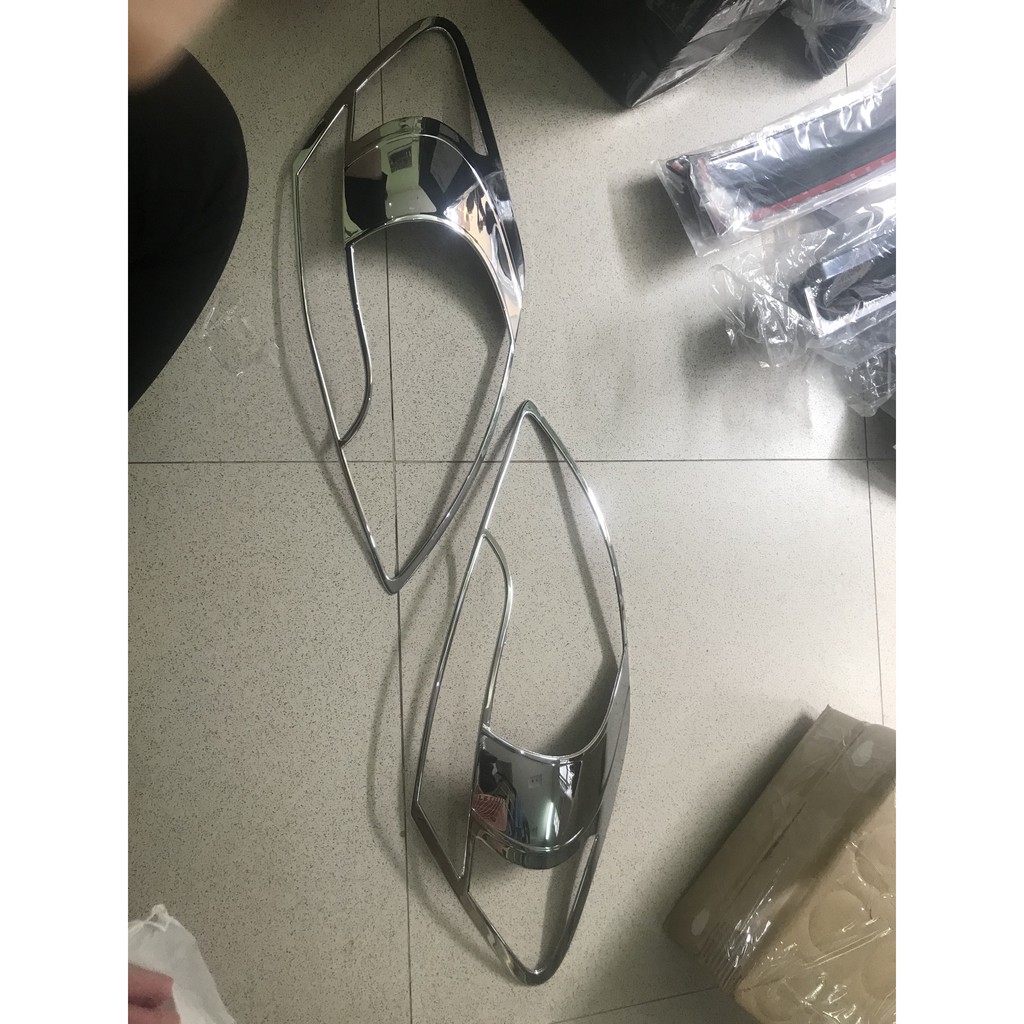 Bộ ốp viền đèn pha xe Toyota vios các form  2008 đến 2011