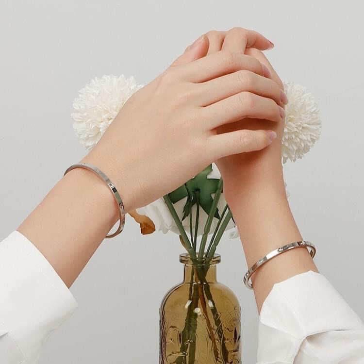 Vòng tay nữ titan love mảnh bạc