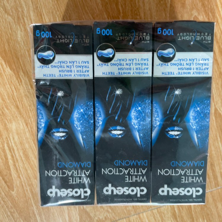 Kem đánh răng dạng gel Closeup White Attractiion Dimond 100g