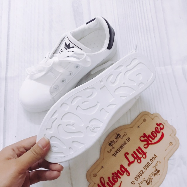 Giày thể thao adibas