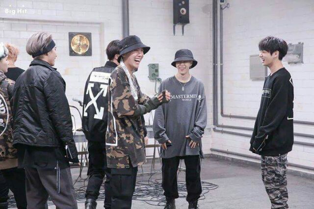 Áo khoác dù giống Jin và Jungkook(BTS) trong MV Micdrop