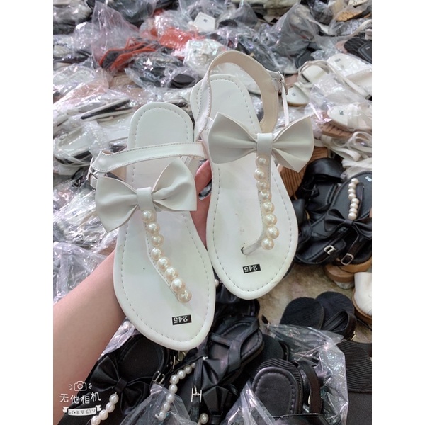 sandan đính hạt cườm gắn nơ xinh lung linh. đầu nhọn. mang được mọi thời tiết. (hình tự chụp)
