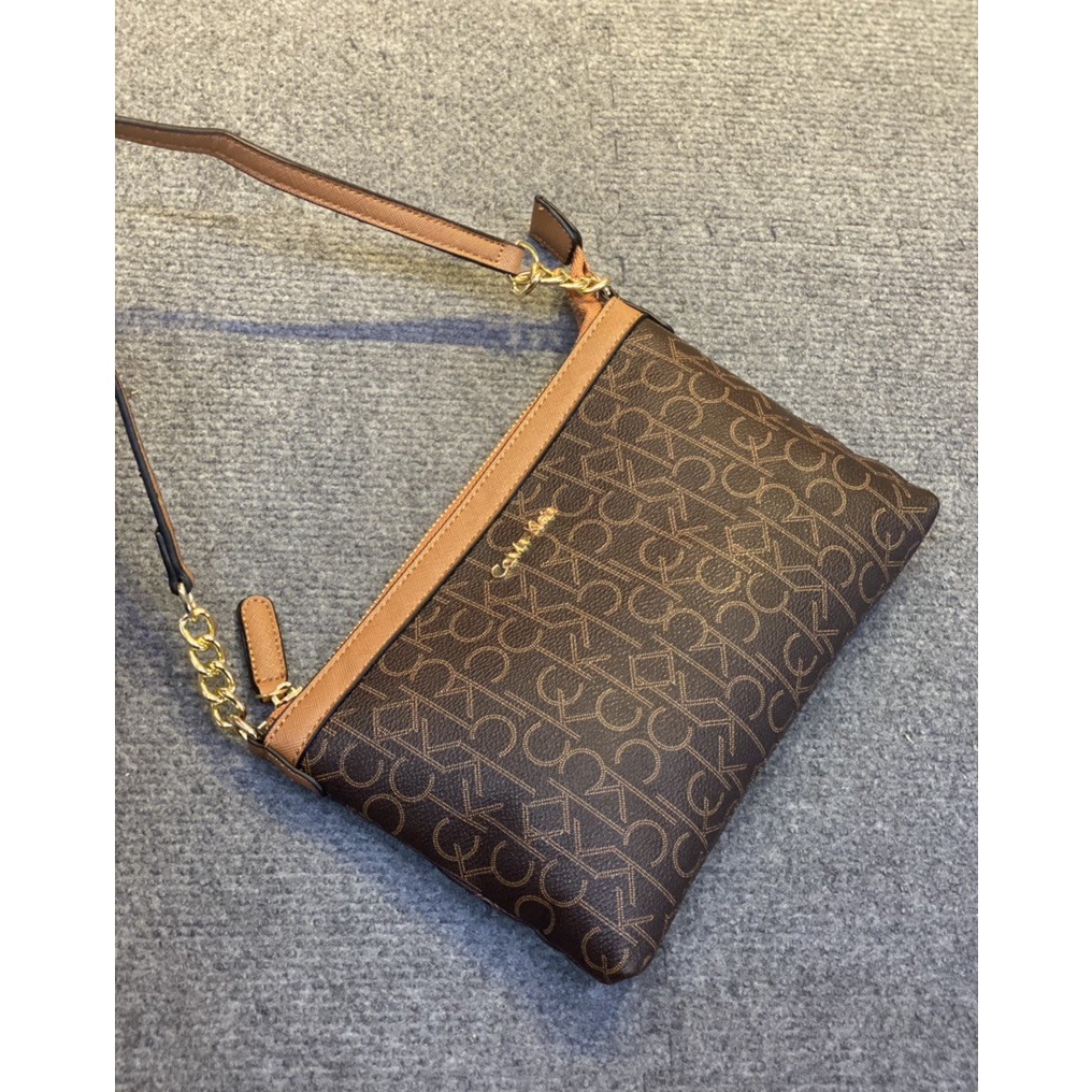Túi kẹp nách chữ C K size 22cm 2 dây đeo chéo