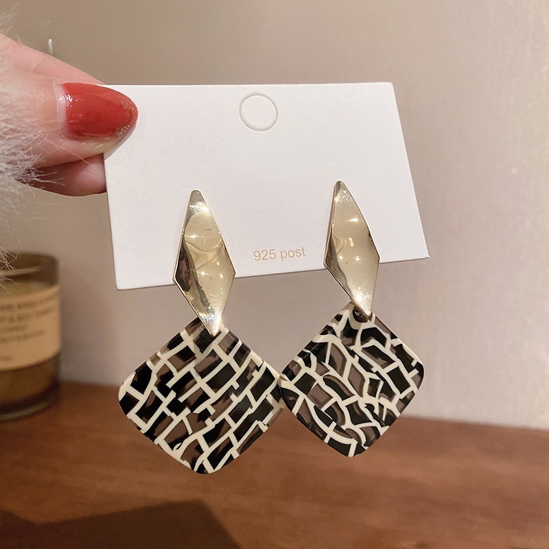 Khuyên Tai Kiểu Xếp Ly Cách Điệu Thời Trang Cá Tính