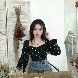 Áo cổ U chấm bi tay bèo