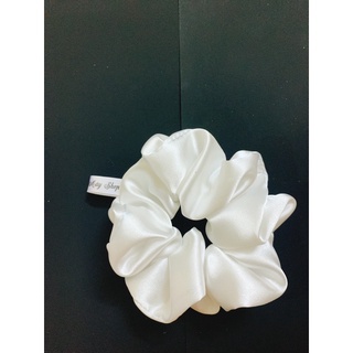 Scrunchies thiết kế. Dây cột tóc lụa mềm mịn.