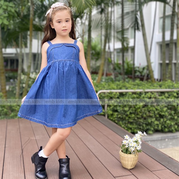 Váy jean cotton hai dây hở lưng đầm jean cách điệu cho bé gái EMB Kids không phai màu hàng việt Nam thiết kế