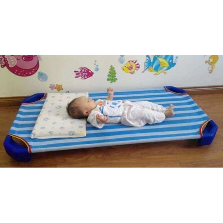 giường trẻ em , giường lưới cho bé kẻ sọc xanh dương 60x120 cm có 2 thanh đỡ dưới lưng chắc chắn , lớp lưới thoáng mát