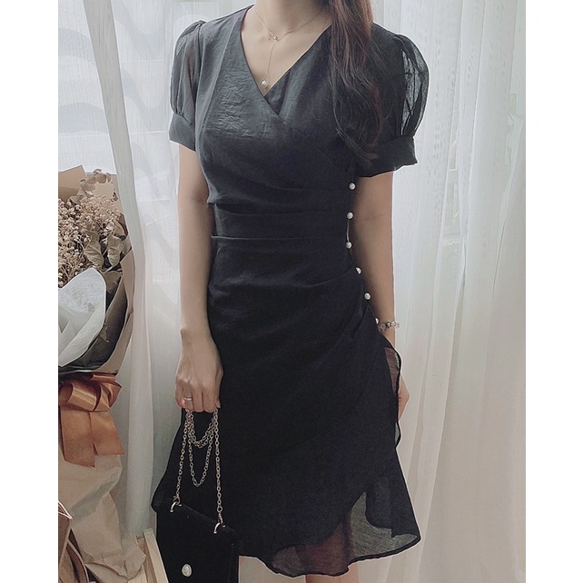 Đầm voan đính ngọc một bên cổ đắp đuôi bèo trắng/đen/xanh/nude | BigBuy360 - bigbuy360.vn