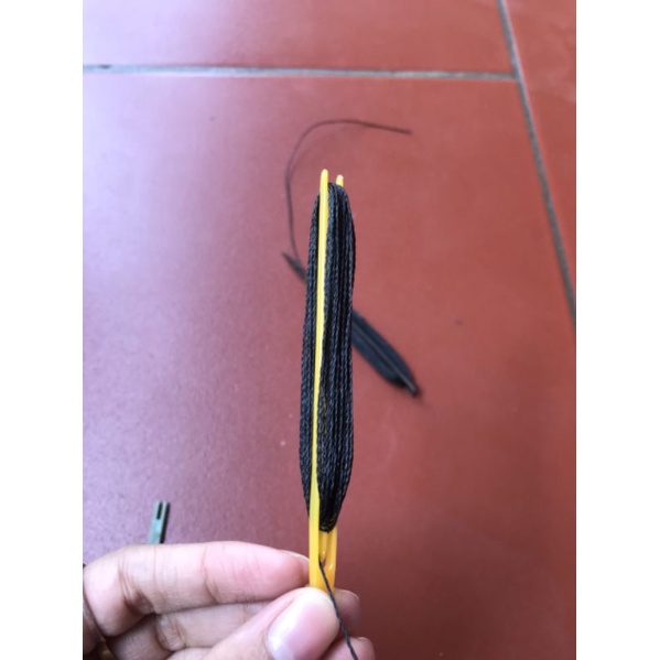 Que móc ghim có sẵn chỉ để vá sửa chữa lưới tặng kèm chỉ có hướng dẫn cách vá