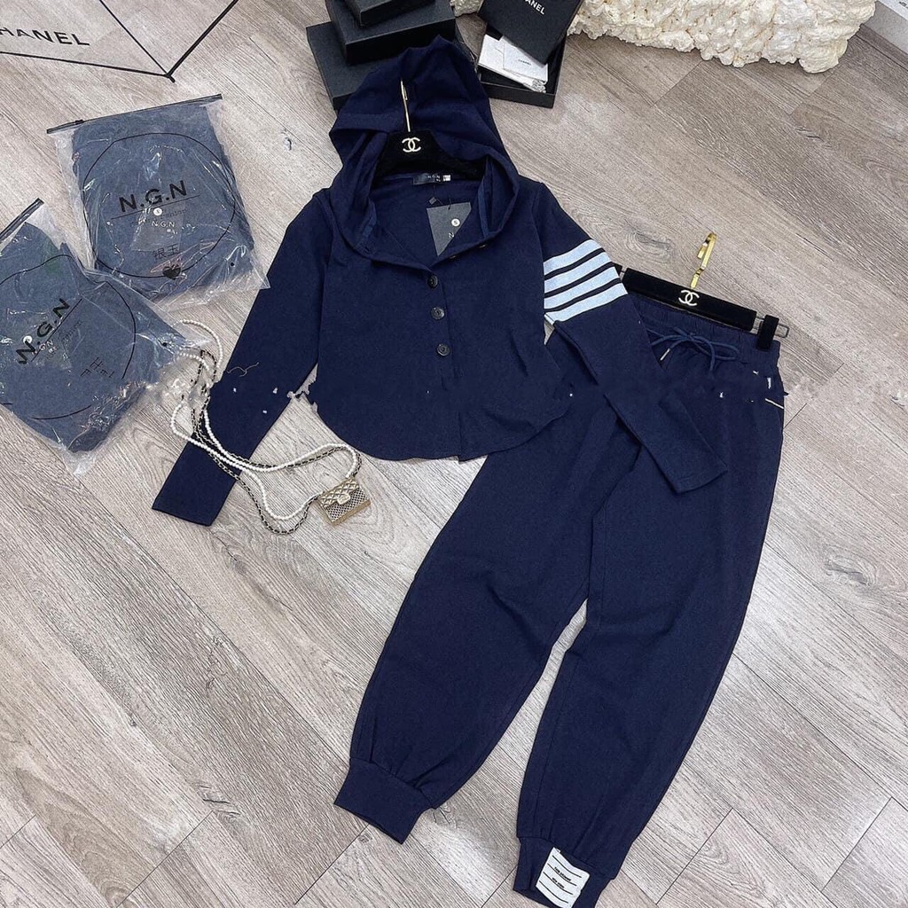 Sét thể thao thun tăm gồm quần jogger và áo dài tay. Bộ thể thao thom  sọc trắng cho nữ