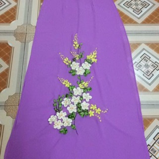 Áo dài lụa thêu ruy băng