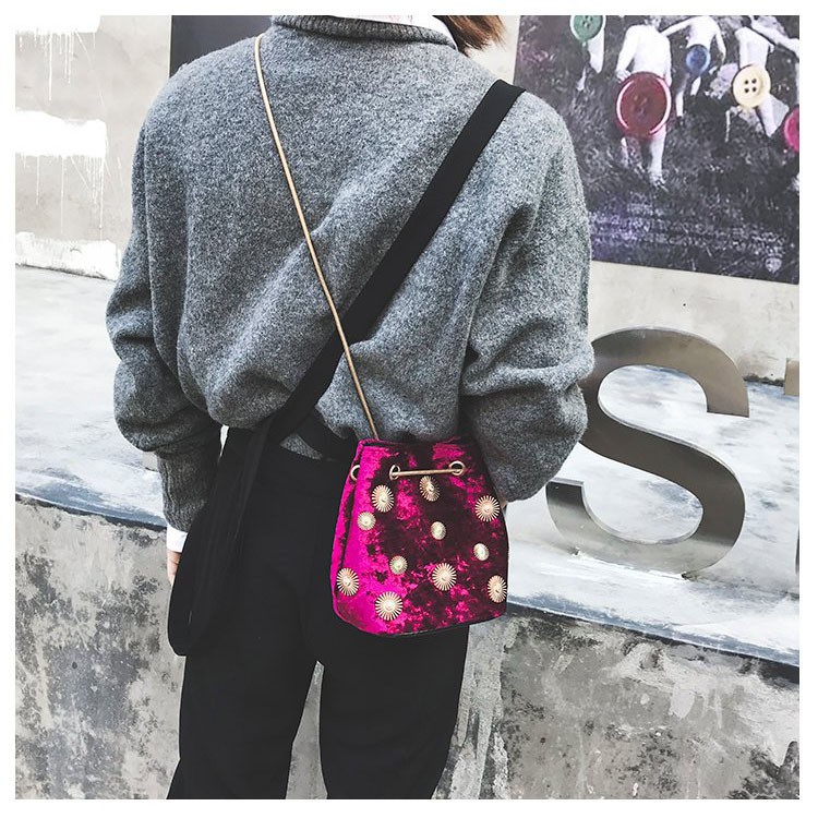 Túi đeo vai IELGY chất liệu nhung phối dây xích thời trang