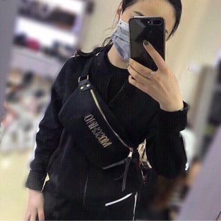 Túi đeo ngực moschino