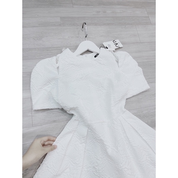 Váy xốp trắng khoét vai hoa đá tay phồng xoè