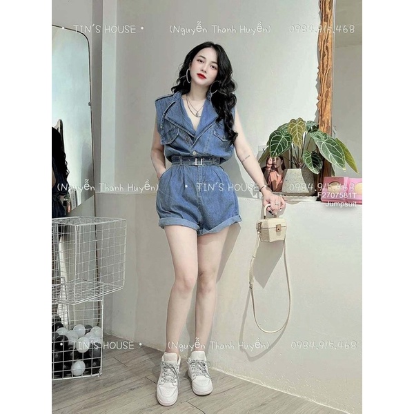 Jumpsuit jean cổ vest thắt đai đắp túi sát nách
