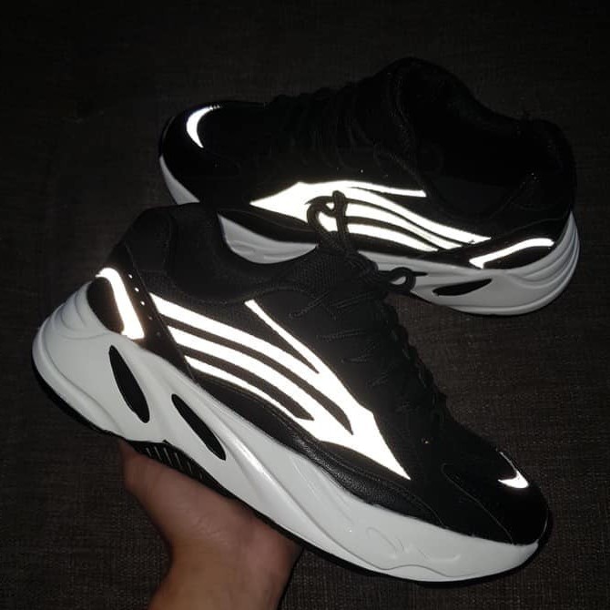 Giày Yeezy 700 đen, có phản quang