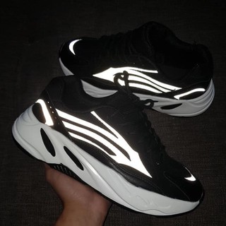 Giày Yeezy 700 đen, có phản quang