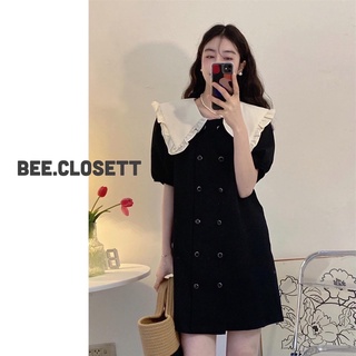 Đầm đen cổ bèo hoạ tiết trơn đính cúc