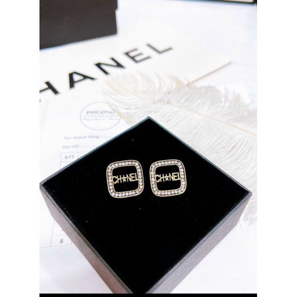 Bông tai chữ Chanel vuông có đính đá, chuôi bạc 925