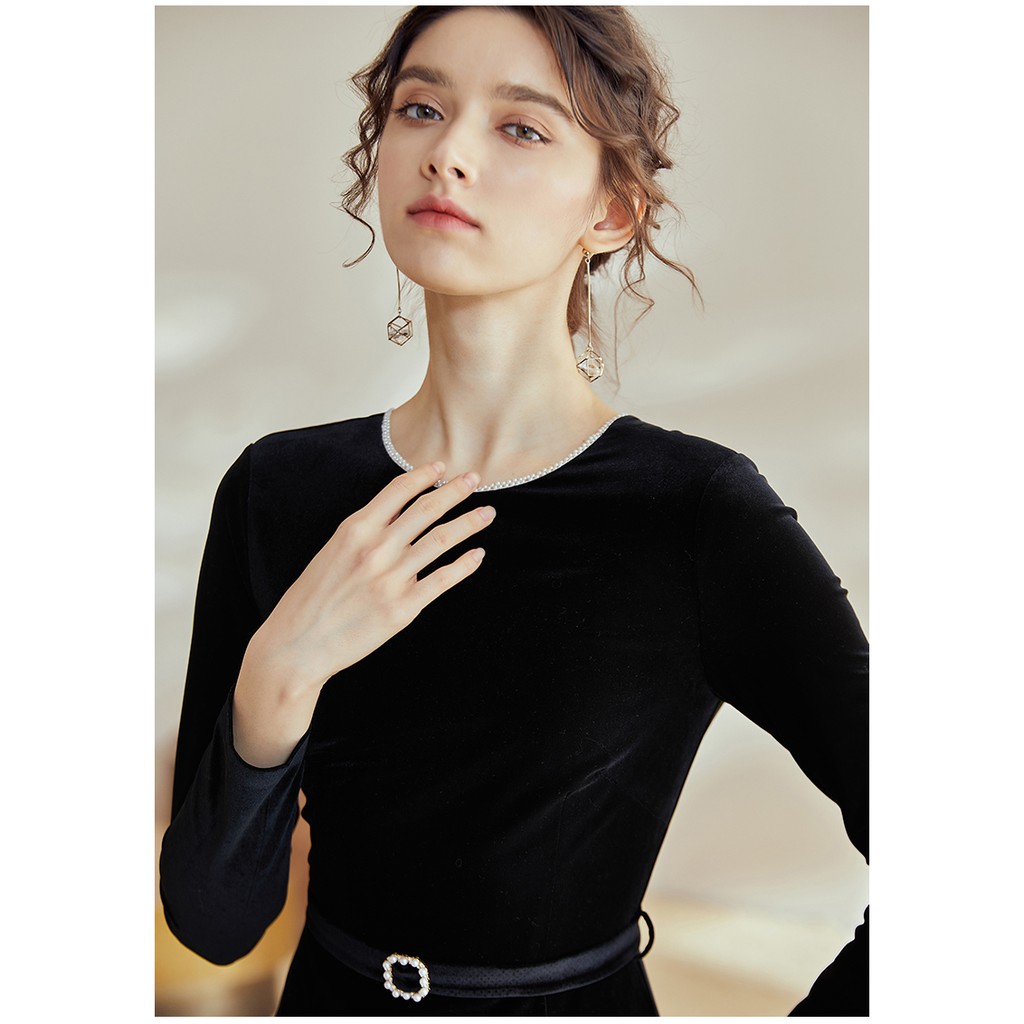 Đầm nhung tròn trước tim sau tay dài đen trơn