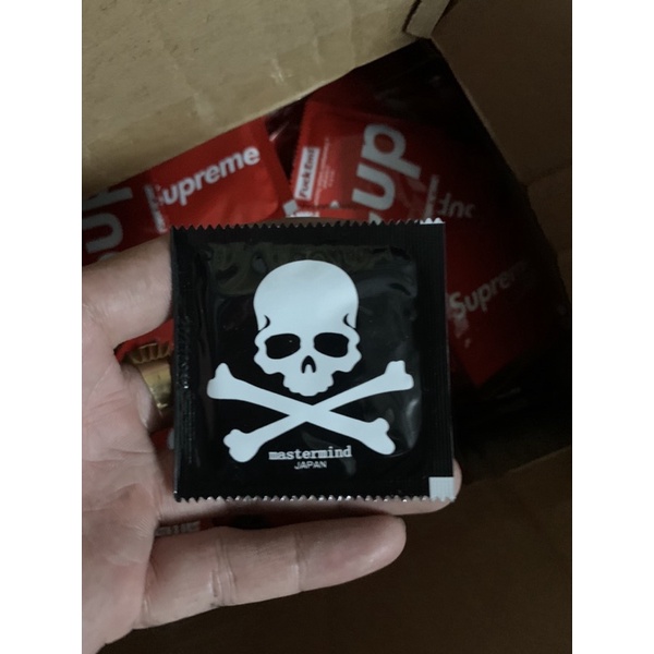 Khăn ướt Supreme kích thươc như 3 con sói.