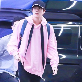 ÁO HOODIE JIN BTS Ở SÂN BAY