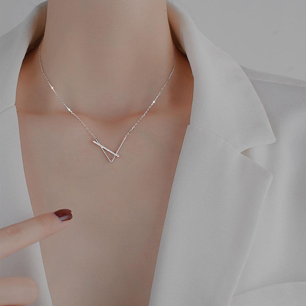 Vòng Cổ Choker Mặt Chữ V Lấp Lánh Thời Trang