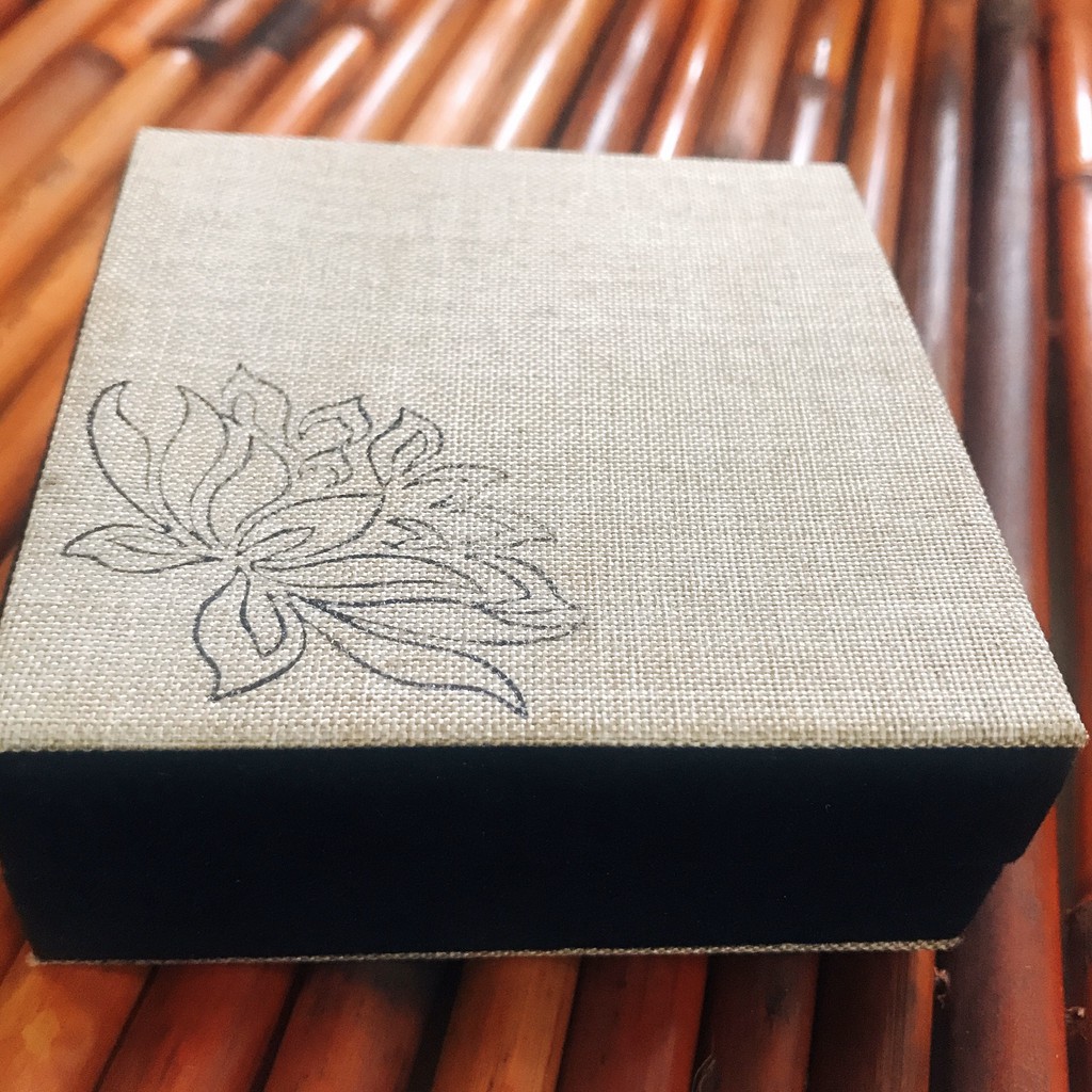 Hộp gấm hoa sen không tua rua đựng chuỗi đựng vòng size 9x9x3.5cm
