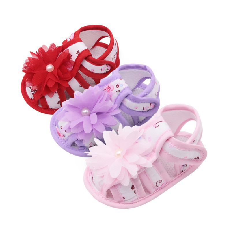 Giày sandals đính hoa và ngọc trai dễ thương cho bé