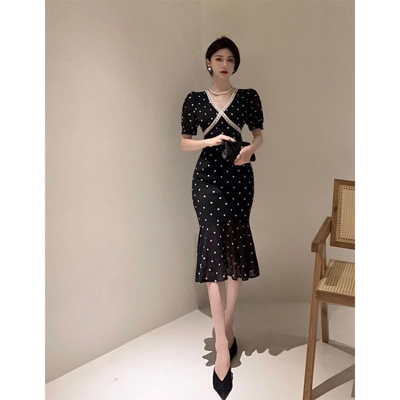 French V-neck dress A woman's summer temperament, a medium-length fishtail dress shows a thin, retro socialite black dress.